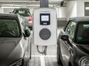 Wallbox in einer Tiefgarage zwischen geparkten Fahrzeugen am Firmenstandort