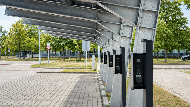 Wallboxen unter einem Solarcarport: Baugrund, Statik, Genehmigung und Netzanschluss können die Projektkosten stark erhöhen.