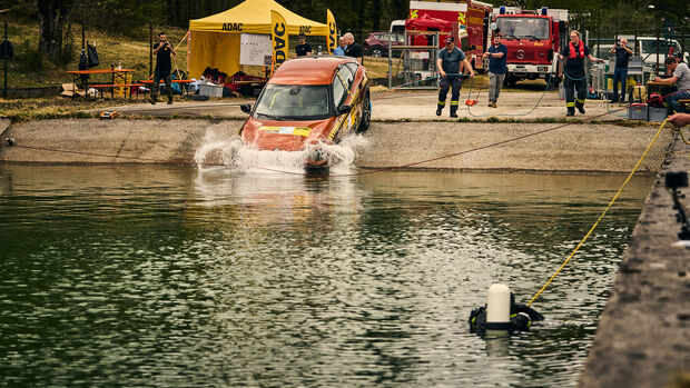 Was tun, wenn das Auto ins Wasser stürzt? Der ADAC hat getestet, wie man sich im Notfall befreit – und welche Rolle die Fensterverglasung dabei spielt.