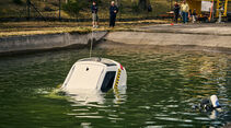 Was tun, wenn das Auto ins Wasser stürzt? Der ADAC hat getestet, wie man sich im Notfall befreit – und welche Rolle die Fensterverglasung dabei spielt.