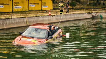 Was tun, wenn das Auto ins Wasser stürzt? Der ADAC hat getestet, wie man sich im Notfall befreit – und welche Rolle die Fensterverglasung dabei spielt.