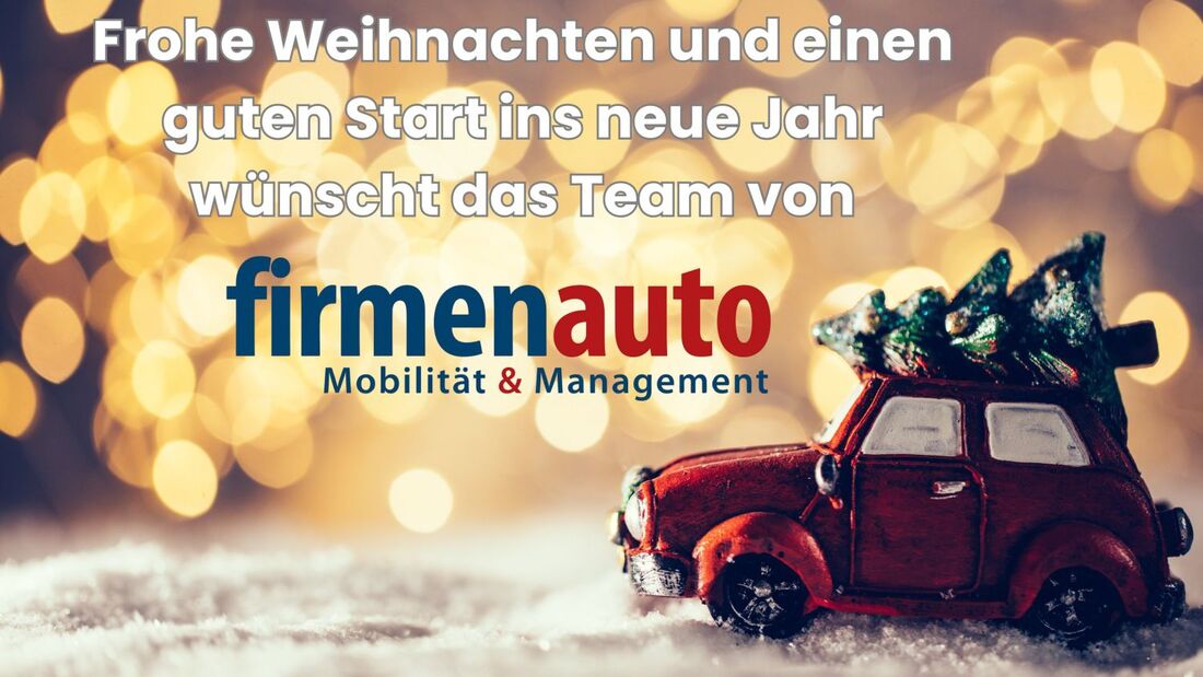 Weihnachtsmotiv mit firmenauto-Logo, Textgruß zu Weihnachten und Neujahr sowie Modellauto mit Tannenbaum auf schneebedecktem Untergrund.