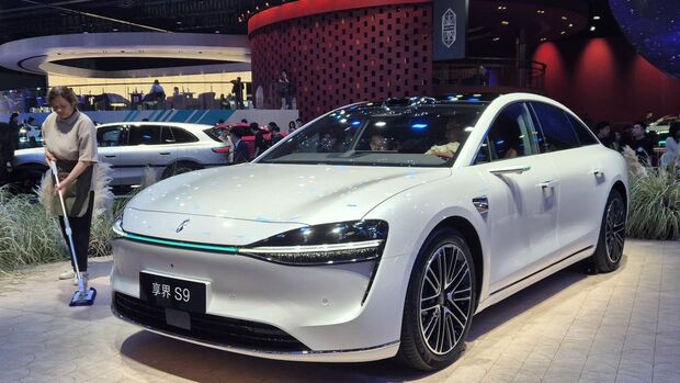 Weisse Elektro-Limousine Aito S9 auf Automesse Auto China 2026 in Ausstellungshalle