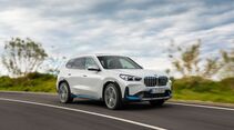 Weißer BMW iX1 auf Straße, kompaktes Elektro-SUV mit optimierter Leistungselektronik für höhere Effizienz