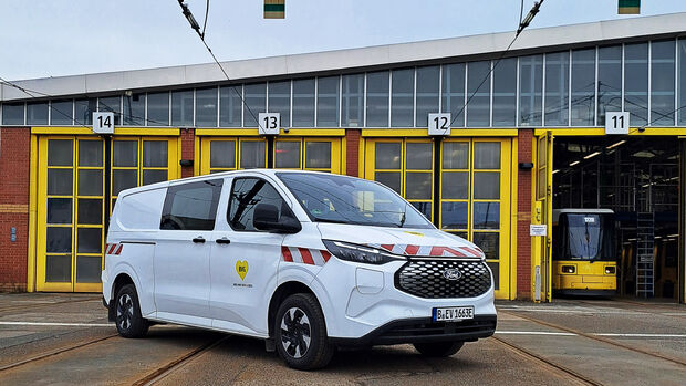 Weißer Ford E-Transit Custom der BVG vor den Hallentoren eines Berliner Betriebshofs.