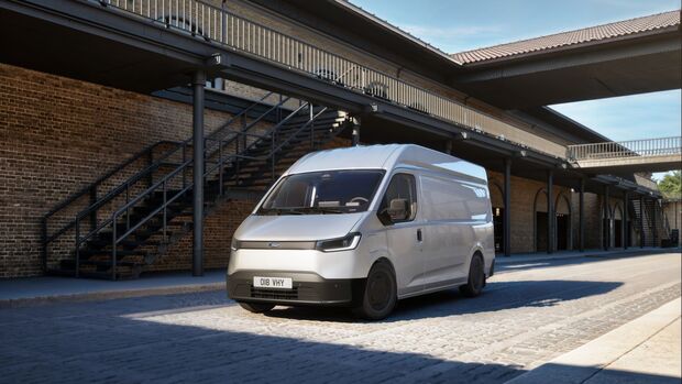 Weißer Ford Transit City L2H2 Kastenwagen vor modernem Industriegebäude.
