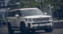 Weisser Hyundai Santa Fe in Frontansicht mit LED-Scheinwerfern, schwarzem Kuehlergrill und Leichtmetallraedern.