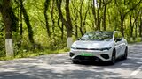 Weisser Leapmotor B05 Elektro-SUV auf Strasse in Frontansicht zwischen Baeumen