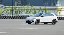 Weisser Leapmotor B05 Elektro-SUV auf Teststrecke in Seitenansicht