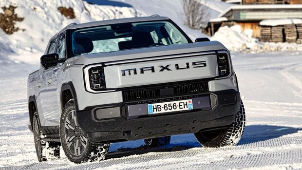Weißer Maxus Elektro-Pick-up mit Frontansicht auf verschneitem Untergrund.