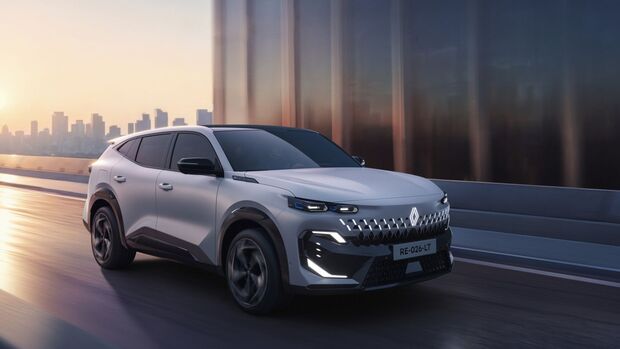 Weißer Renault Filante SUV fährt auf Brücke vor Skyline bei Sonnenaufgang