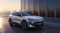 Weißer Renault Filante SUV fährt auf Brücke vor Skyline bei Sonnenaufgang