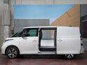 Weisser VW ID. Buzz Cargo LWB in Seitenansicht mit geoeffneter seitlicher Schiebetuer und sichtbarem Laderaum.