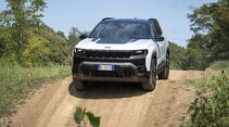 Weißer und grüner Jeep Compass 4xe stehen auf einem unbefestigten Offroad-Parcours.
