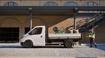 Weißes Ford Transit City Chassis Cab mit offener Ladefläche vor Industriegebäude.