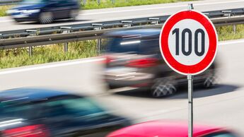 Wer mit dem Tempomat zu schnell fährt, riskiert ein Vorsatzurteil. Ein Gericht verdoppelte jetzt das Bußgeld für einen Lkw-Fahrer.