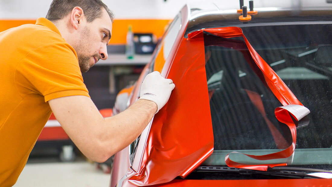 Werbetechnik / Vollfolierung eines Autos mit roter Klebefolie
