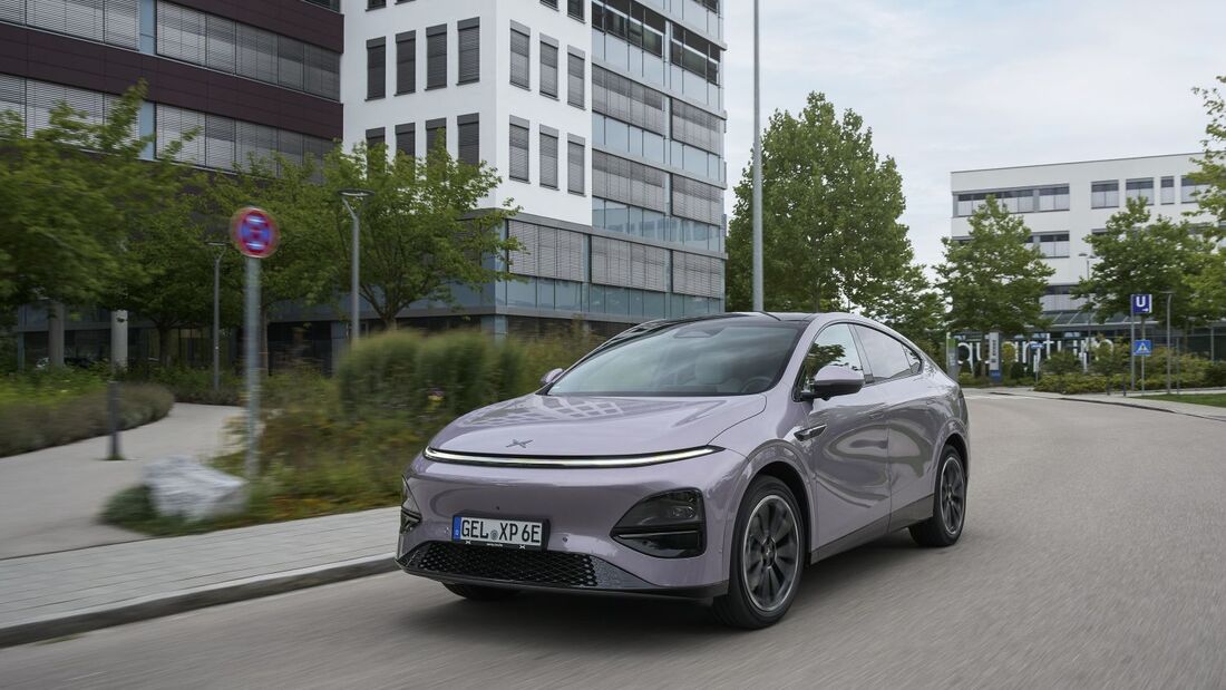XPENG G6 RWD Long Range in Front-Dreiviertelansicht bei der Fahrt auf einer Straße.