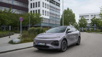 XPENG G6 RWD Long Range in Front-Dreiviertelansicht bei der Fahrt auf einer Straße.