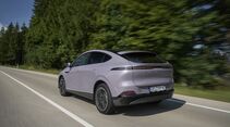 XPENG G6 RWD Long Range in Heck-Dreiviertelansicht bei der Fahrt auf einer Landstraße.