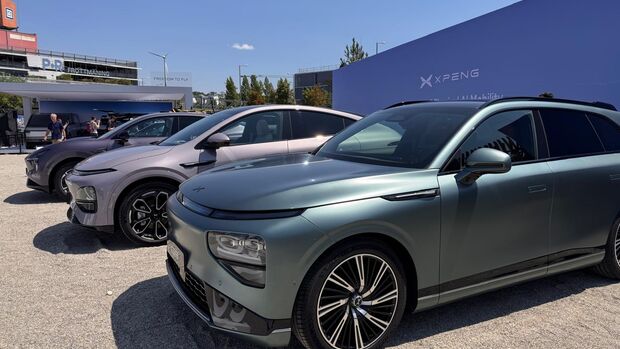 XPeng L03 als elektrisches SUV-Coupé in Außenansicht auf einer Straße.