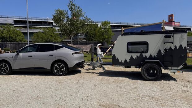 XPeng L03 als elektrisches SUV-Coupé in Außenansicht auf einer Straße.