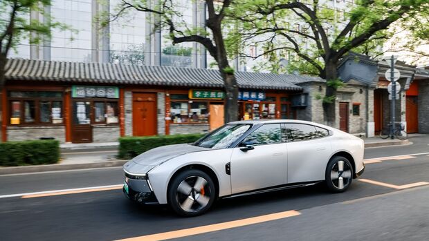 Xpeng P7 fährt durch Straße in chinesischer Stadt