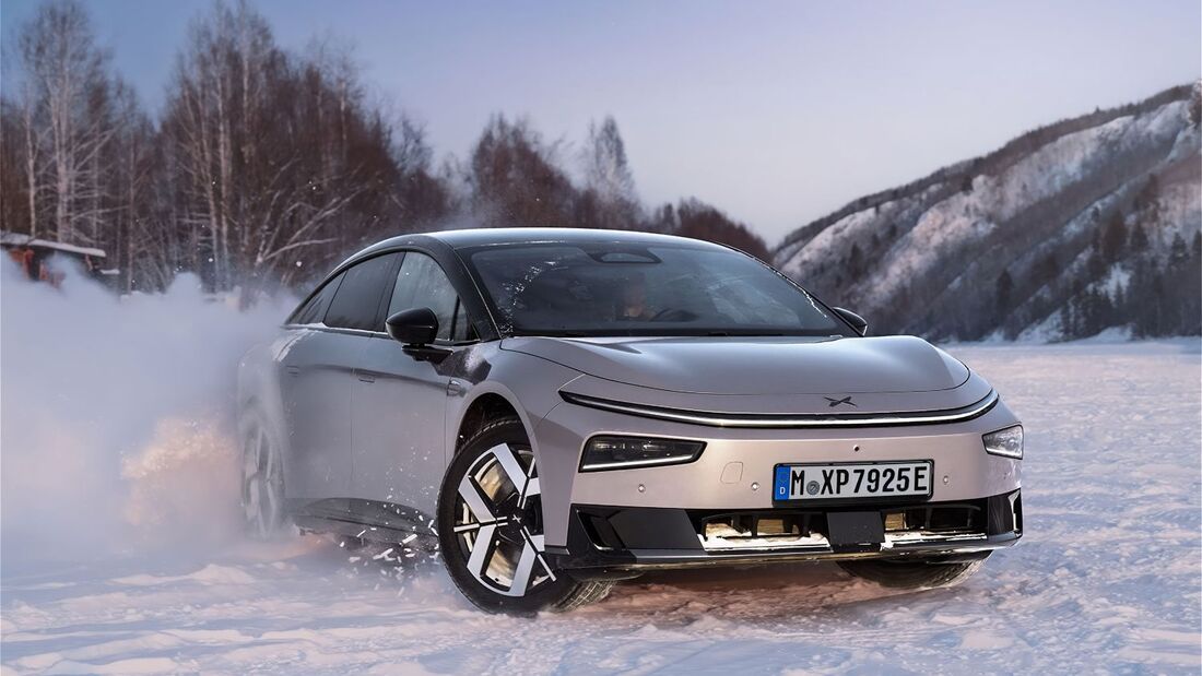 Xpeng P7+ in Frontansicht auf verschneiter Strecke mit aufgewirbeltem Schnee