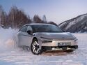 Xpeng P7+ in Frontansicht auf verschneiter Strecke mit aufgewirbeltem Schnee