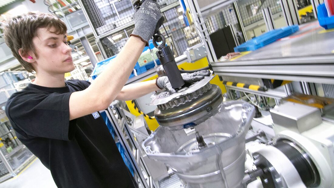 ZF-Werk Saarbrücken - Maschine - Arbeiter -Technik