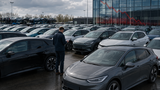 Zahlreiche junge Elektroautos auf einem Gebrauchtwagenplatz symbolisieren steigende Leasingrückläufer und sinkende Restwerte.