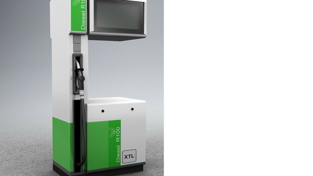Zapfsaeule fuer Diesel R100 und XTL als Beispiel fuer alternative Kraftstoffe an einer Tankstelle