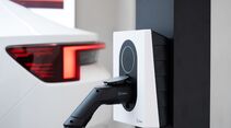 Zaptec-Wallbox mit angeschlossenem Ladekabel vor dem Heck eines Polestar Elektroautos.

