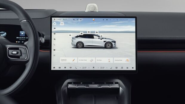Zentraler Touchscreen im Zeekr 7GT mit Fahrzeugansicht, Menuepunkten und Klimaanzeige auf dem Infotainment-Display.