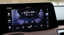 Zentrales Infotainment-Display des Suzuki e-Vitara mit Klima- und Sitzfunktionen