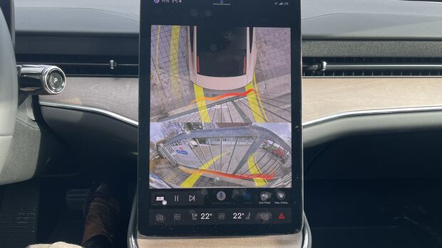 Zentrales Touchscreen-Display des Volvo ES90 mit Kameraansicht beim Rangieren