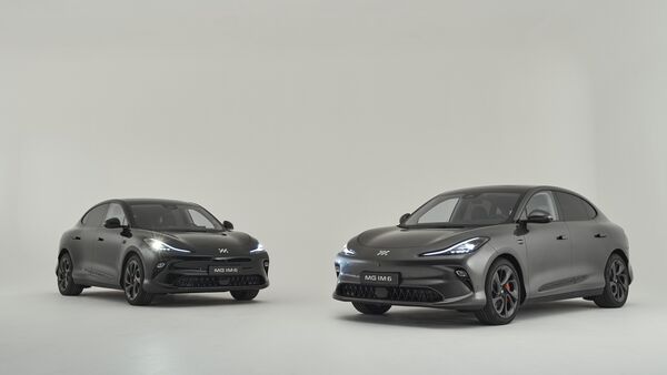 Zwei MG IM6 in Grau und Schwarz aus schräger Frontperspektive im Studio.