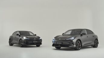Zwei MG IM6 in Grau und Schwarz aus schräger Frontperspektive im Studio.