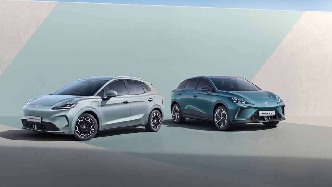 Zwei MG4 Urban Elektrofahrzeuge in unterschiedlichen Farben, frontal schräg positioniert, auf minimalistischem Studiohintergrund.