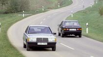 Zwei Mercedes-Benz 190 der Baureihe W201 auf kurviger Landstraße