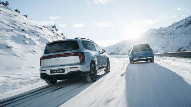 Zwei Mercedes GLB Elektro-SUV bei winterlicher Testfahrt auf verschneiter Straße.