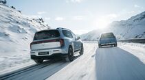 Zwei Mercedes GLB Elektro-SUV bei winterlicher Testfahrt auf verschneiter Straße.