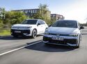 Zwei Volkswagen-Modelle fahren auf einer Straße; VW erhöht die Preise für ausgewählte Verbrennerfahrzeuge.