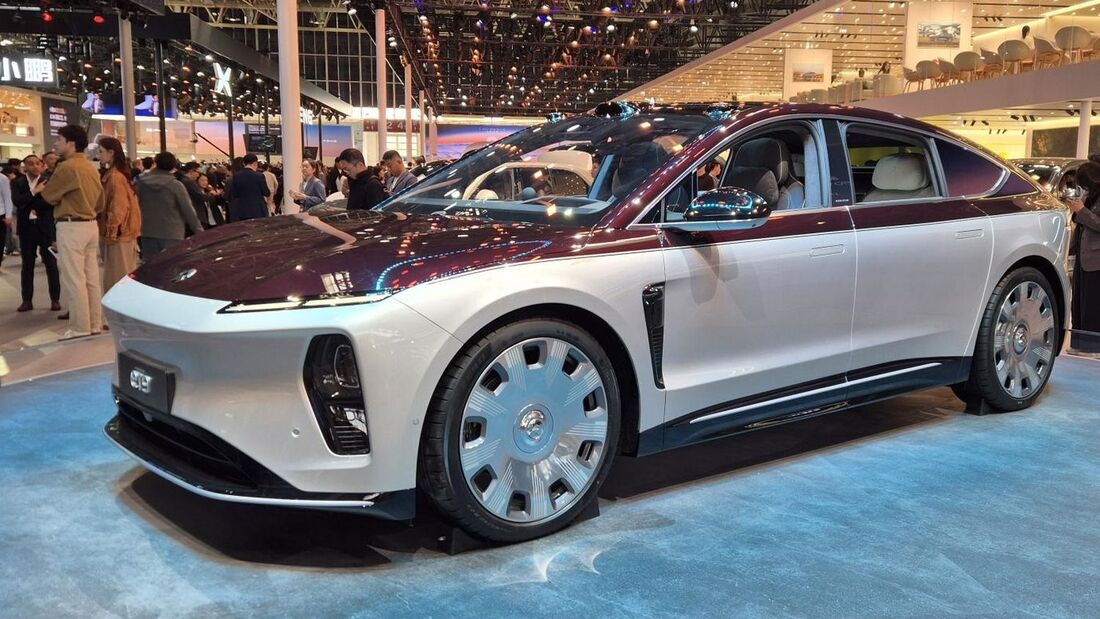 Zweifarbige Elektro-Limousine Nio ET9 auf Messeboden mit Besuchern