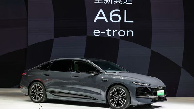 bildnummer;alt-text
A260776;Interieur des AUDI E7X mit großem Fondbildschirm, digitalem Cockpit und Einzelsitzen im Fond.
A260774;Zwei AUDI E7X stehen bei Abenddämmerung auf einer Anhöhe vor einer Stadtlandschaft.
A260807;AUDI E7X in Seitenansicht auf einer Messebühne vor beleuchtetem AUDI Schriftzug.
A260806;Audi A6L e-tron auf einer Messebühne vor einer Wand mit chinesischer Schrift und Modellbezeichnung.
A260815;Audi CEO Gernot Döllner präsentiert den AUDI E7X auf einer Bühne der Group Night Auto China 2026.
A260812;Messestand der Marke AUDI auf der Auto China 2026 mit mehreren ausgestellten Fahrzeugen.
A260816;Besucher auf dem Audi Messestand der Auto China 2026 in Peking mit mehreren ausgestellten Fahrzeugen.