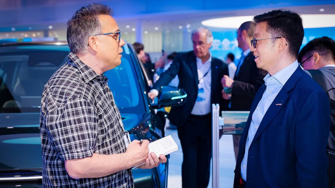 firmenauto-Chefredakteur Carsten Nallinger im Gespräch mit Geely-Deutschland-Chef Zack Zhang