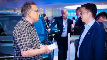 firmenauto-Chefredakteur Carsten Nallinger im Gespräch mit Geely-Deutschland-Chef Zack Zhang