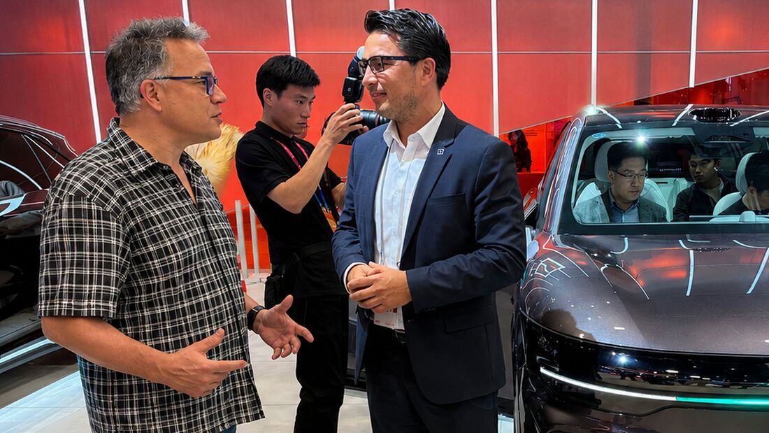 firmenauto-Redakteur Carsten Nallinger im Gespräch mit Zeekr-Europe-CEO Lothar Schupet