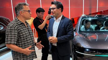 firmenauto-Redakteur Carsten Nallinger im Gespräch mit Zeekr-Europe-CEO Lothar Schupet
