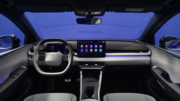 gesamtansicht des innenraums vom vw id polo mit dashboard display und mittelkonsole